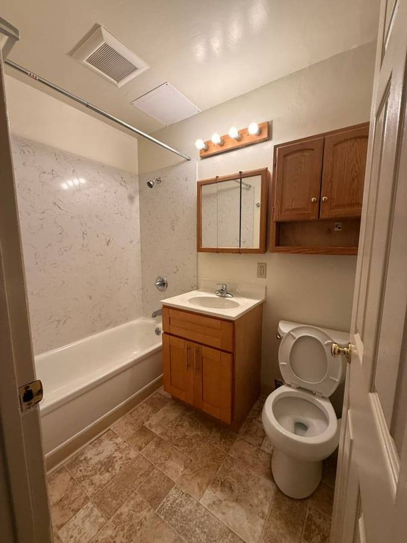 Berkeley Apartment: 2140 Roosevelt Avenue