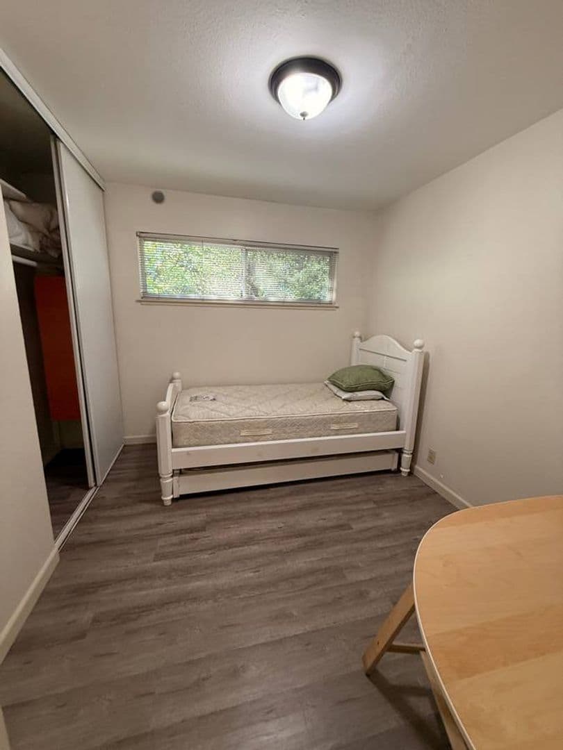 Berkeley Apartment: 2140 Roosevelt Avenue