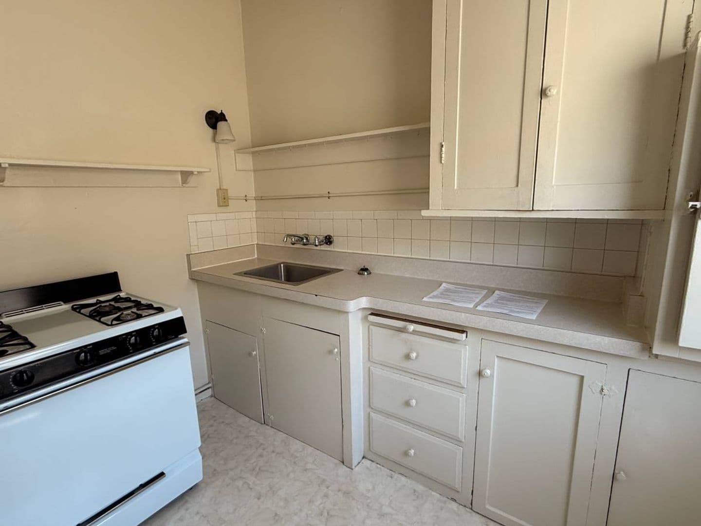 Berkeley Apartment: 2322 Haste St. Apt 27