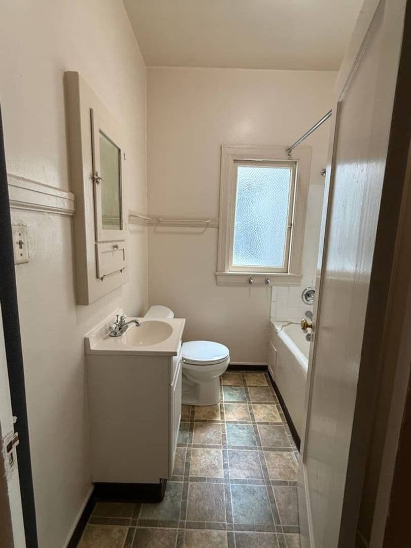 Berkeley Apartment: 2322 Haste St. Apt 27