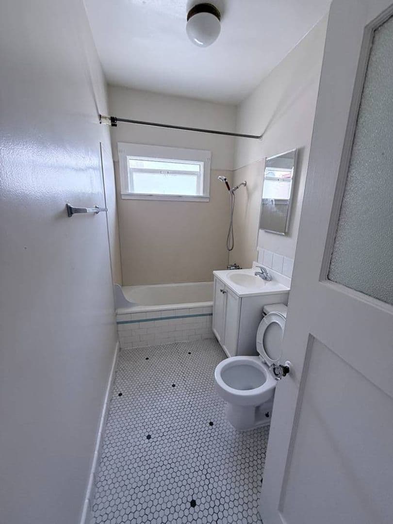 Berkeley Apartment: 2320 Haste St. Apt 9