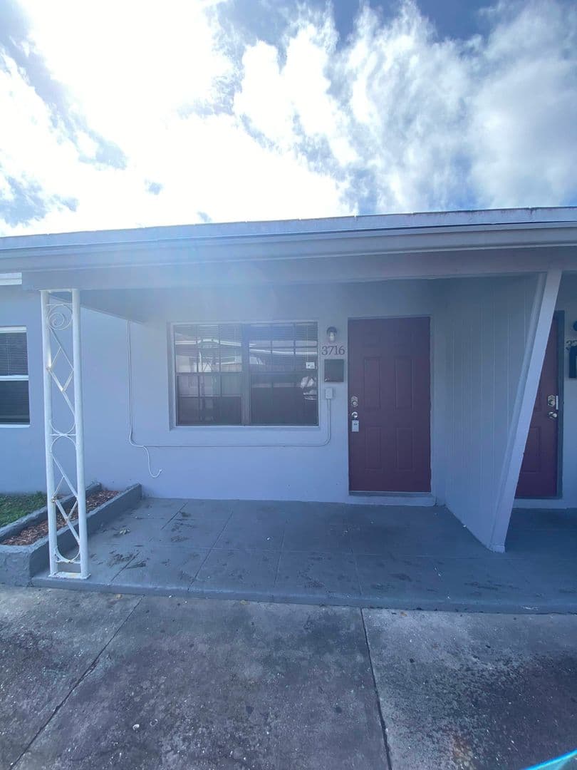 West Palm Beach Apartment: 3712 Henry Ave