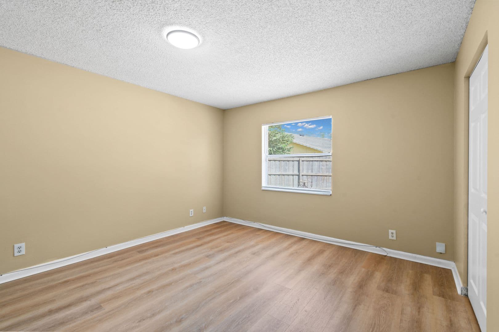 Greenacres House: 6126 Wauconda Way E