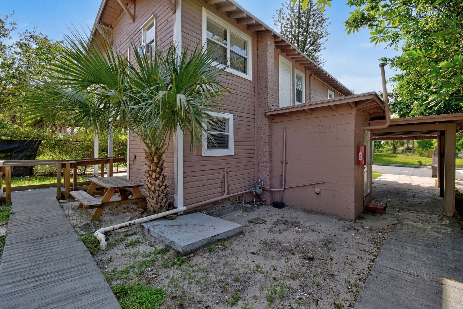 West Palm Beach Apartment: 885 7th St