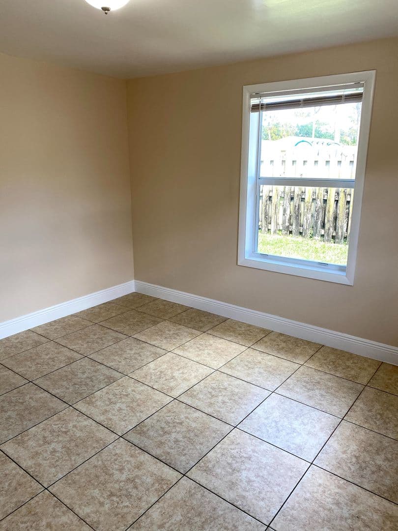 Lake Worth Apartment: 4821 Vermont Ave
