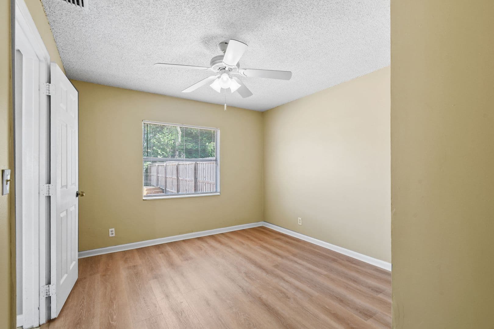Greenacres House: 6126 Wauconda Way E