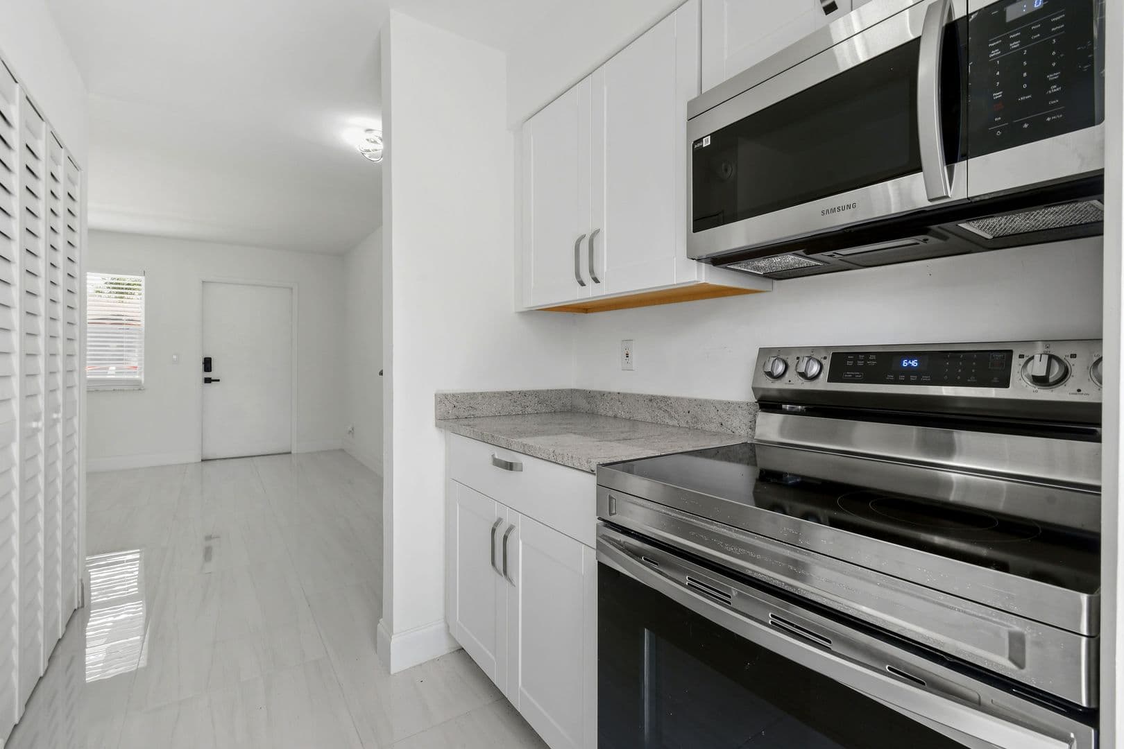 Riviera Beach Apartment: 968 W 9th St