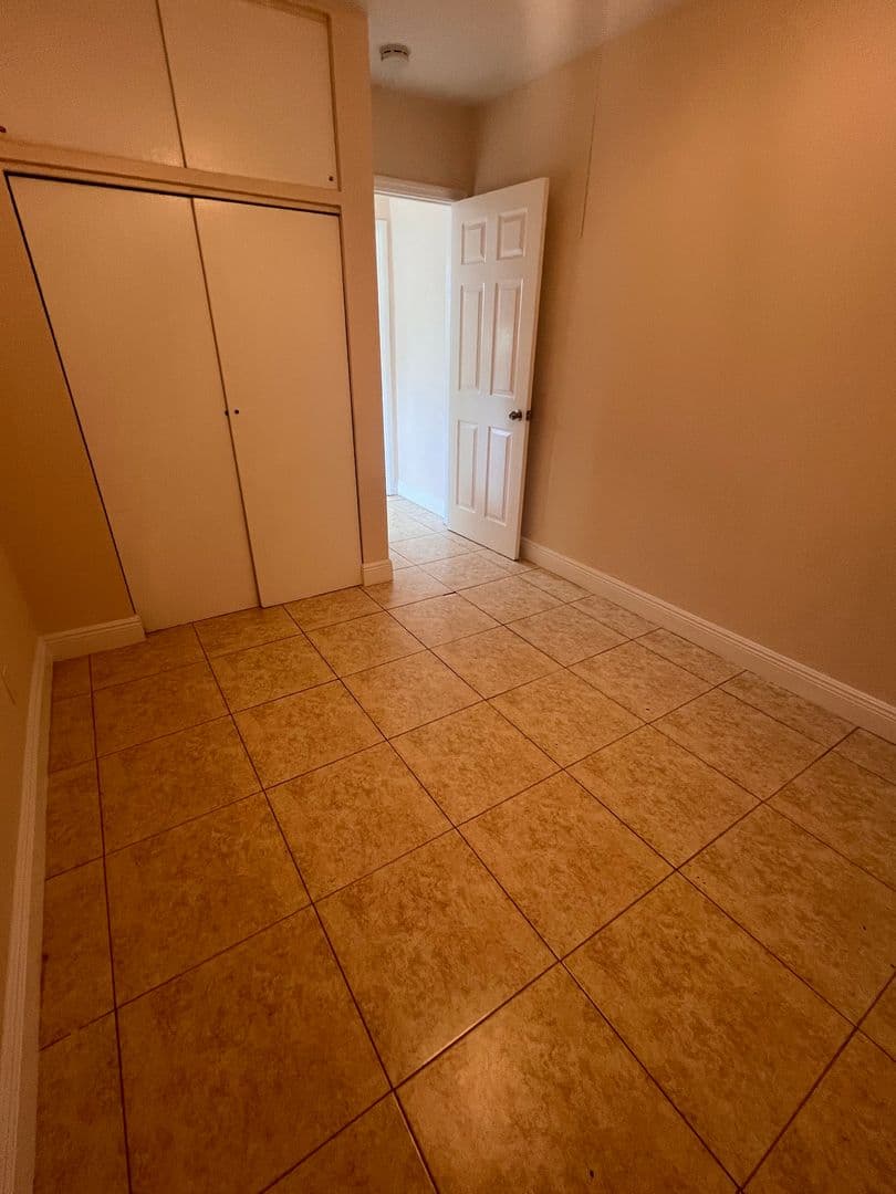 Lake Worth Apartment: 4821 Vermont Ave