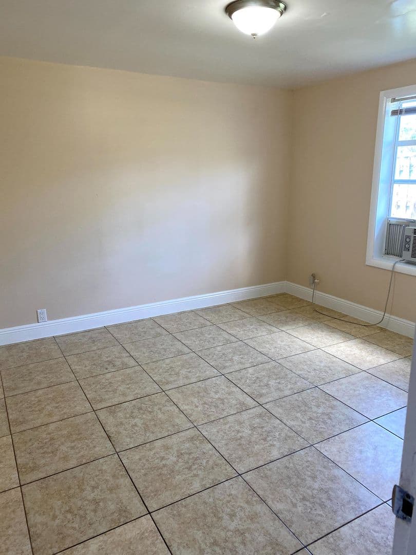 Lake Worth Apartment: 4821 Vermont Ave