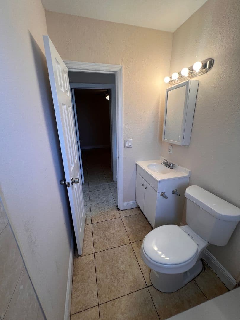 Lake Worth Apartment: 4821 Vermont Ave