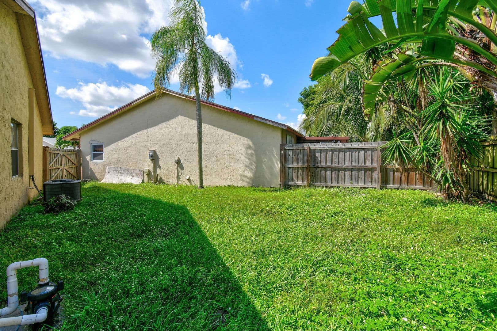 Greenacres House: 6126 Wauconda Way E