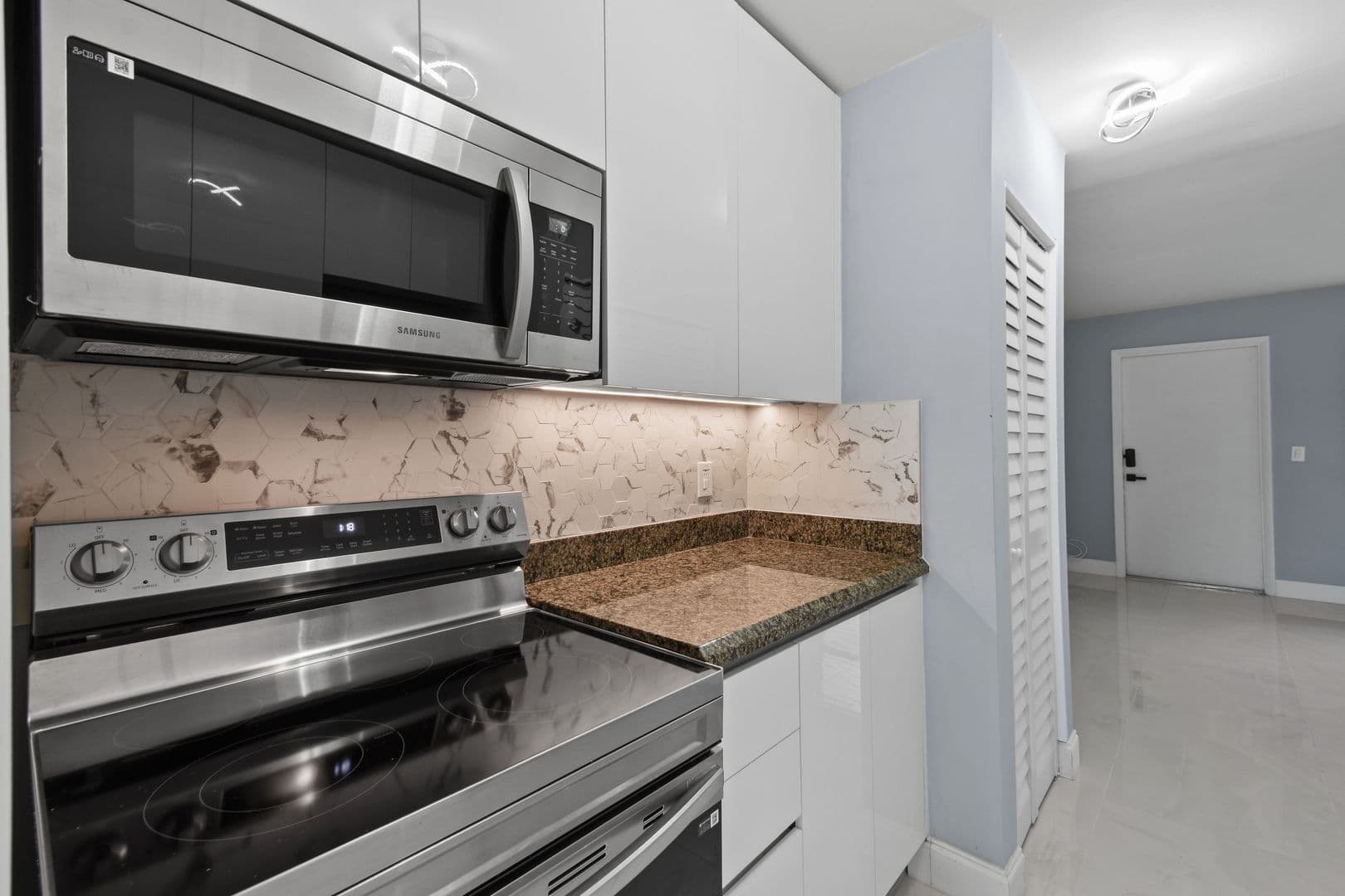 Riviera Beach Apartment: 968 W 9th St