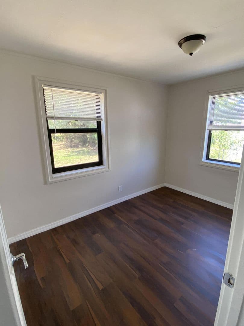 Riviera Beach House: 816 W 4th St
