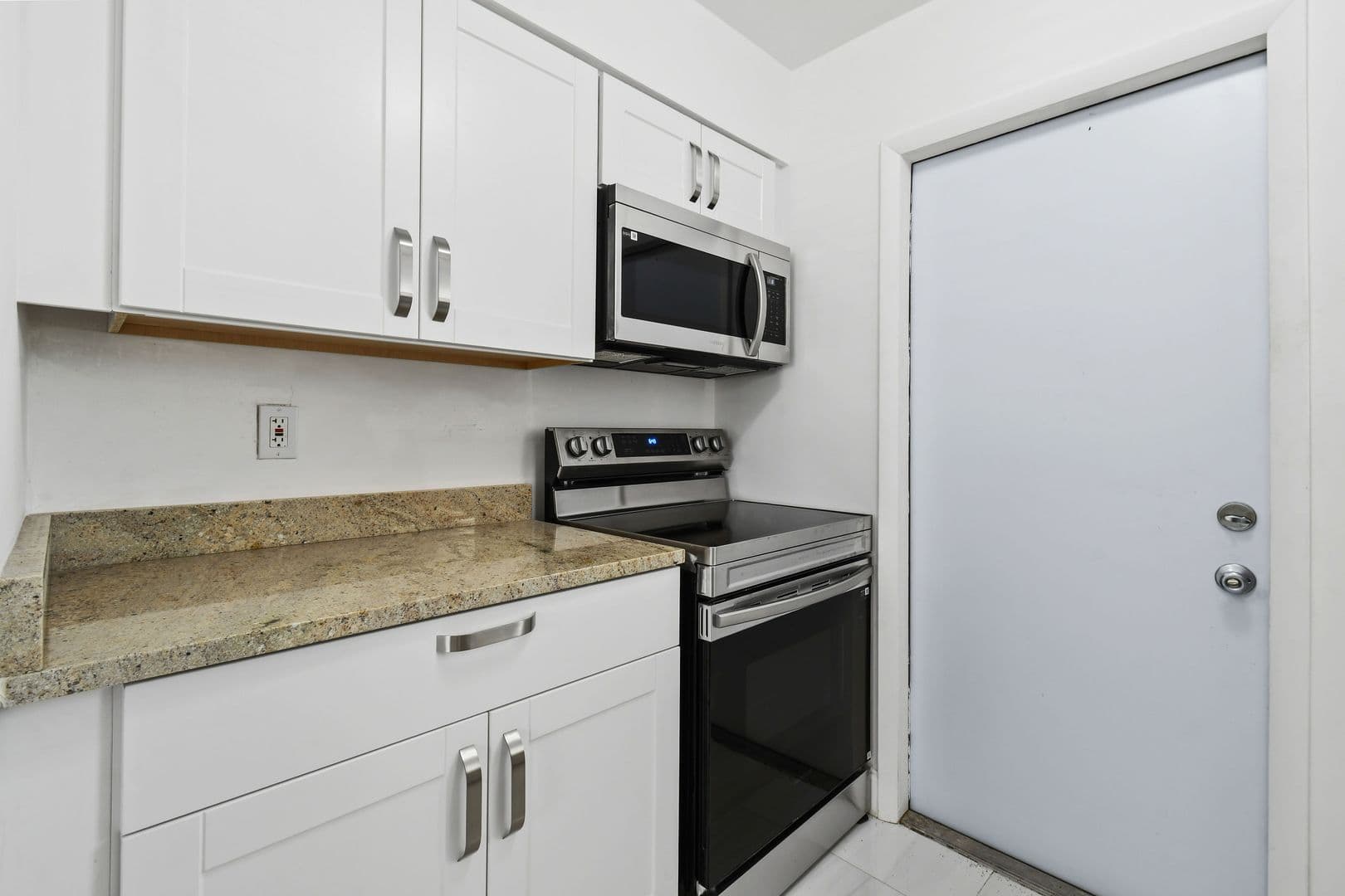 Riviera Beach Apartment: 968 W 9th St