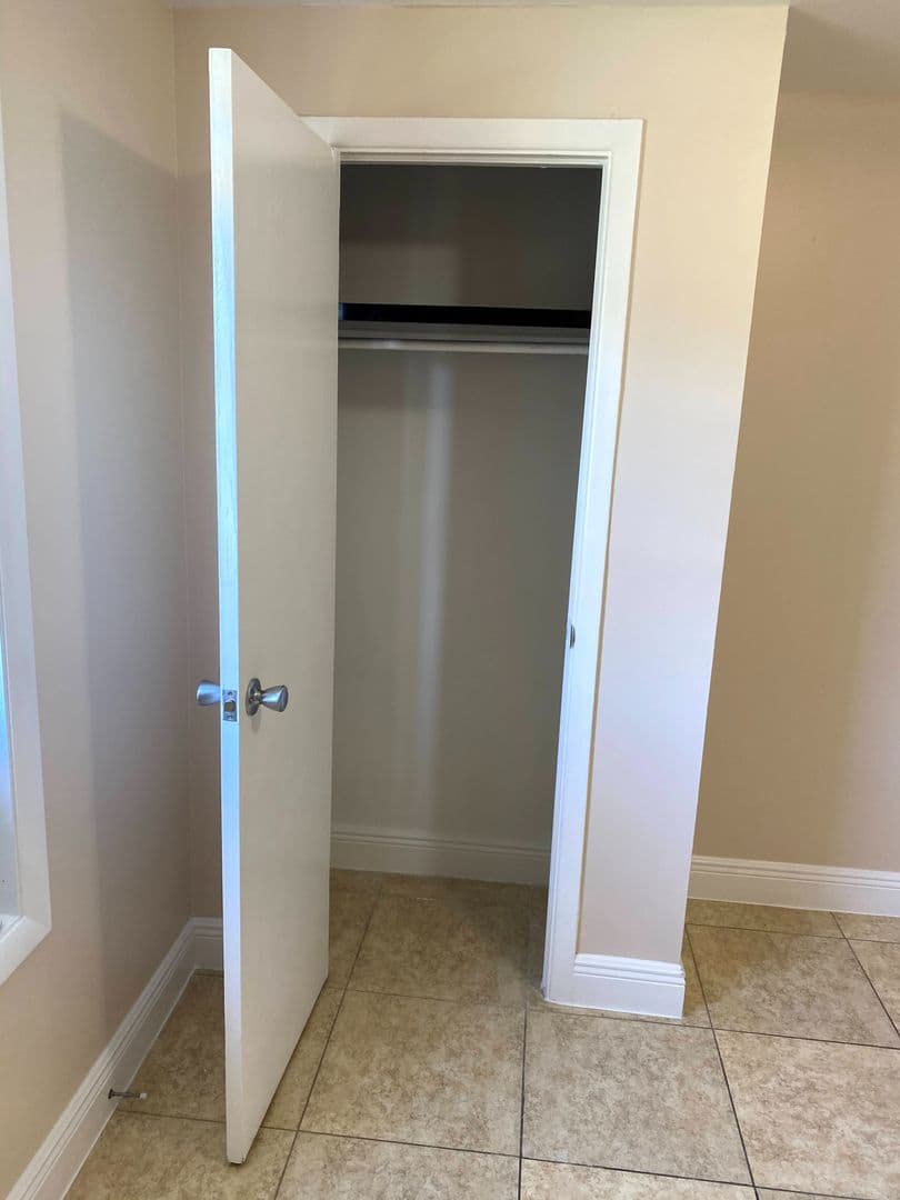 Lake Worth Apartment: 4821 Vermont Ave