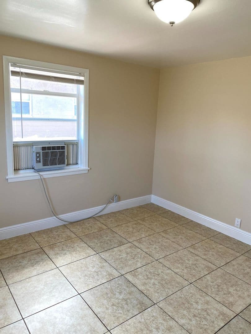 Lake Worth Apartment: 4821 Vermont Ave