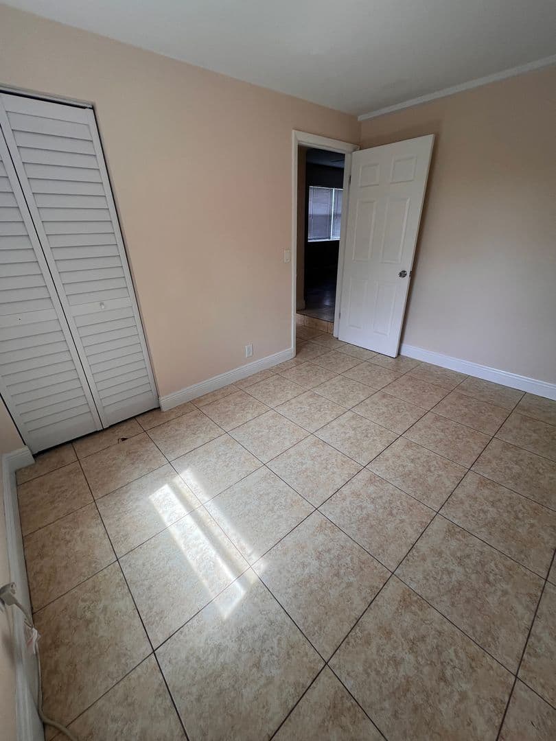 Lake Worth Apartment: 4821 Vermont Ave