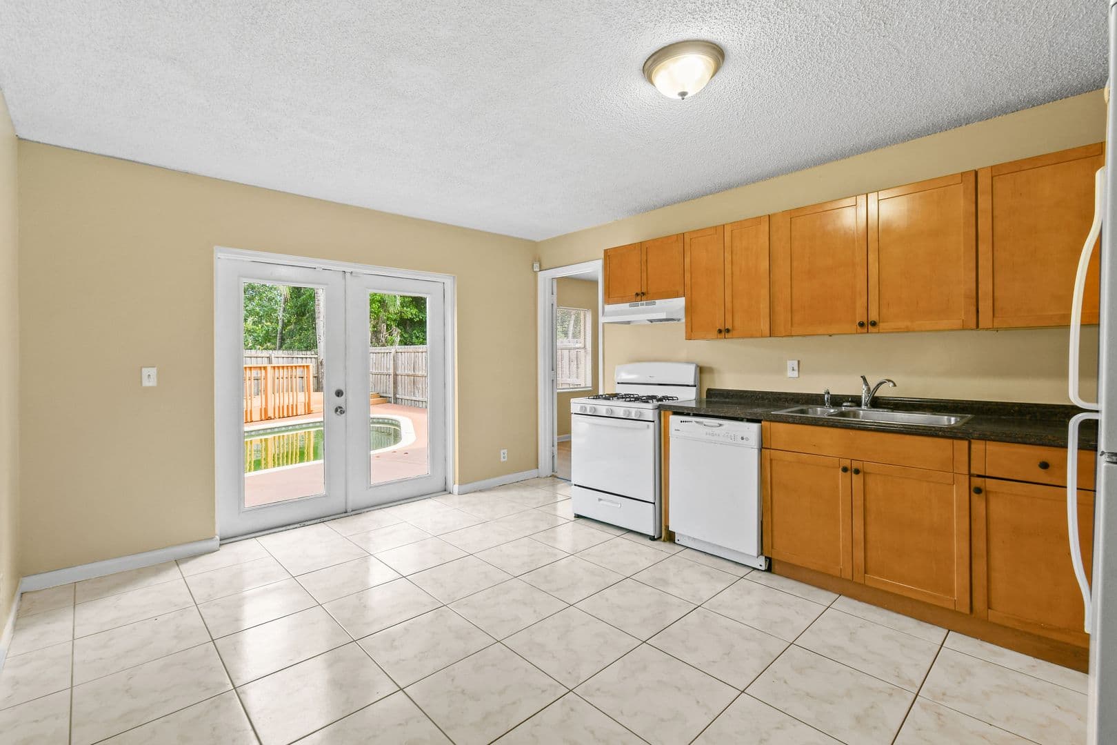 Greenacres House: 6126 Wauconda Way E