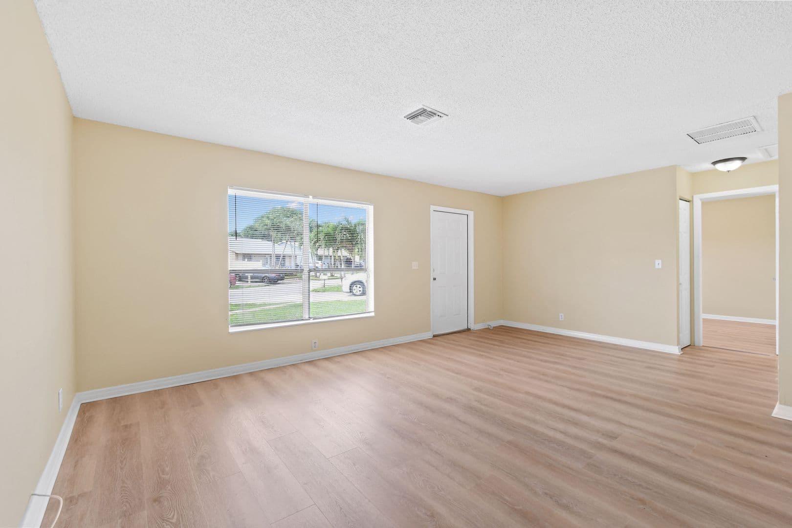 Greenacres House: 6126 Wauconda Way E