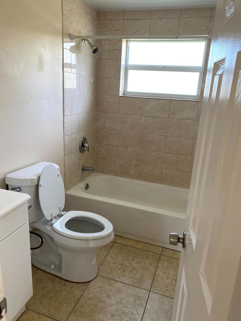 Lake Worth Apartment: 4821 Vermont Ave