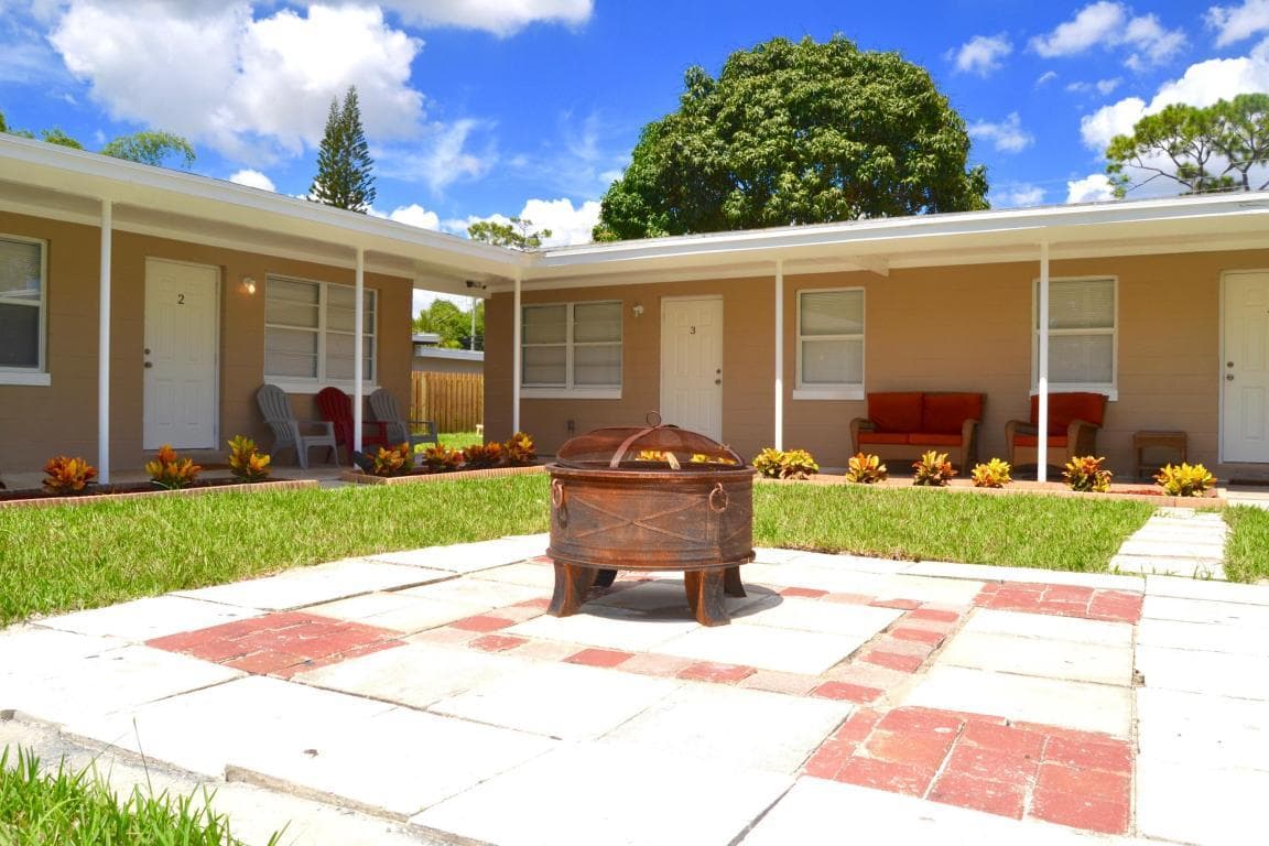 Lake Worth Apartment: 4821 Vermont Ave