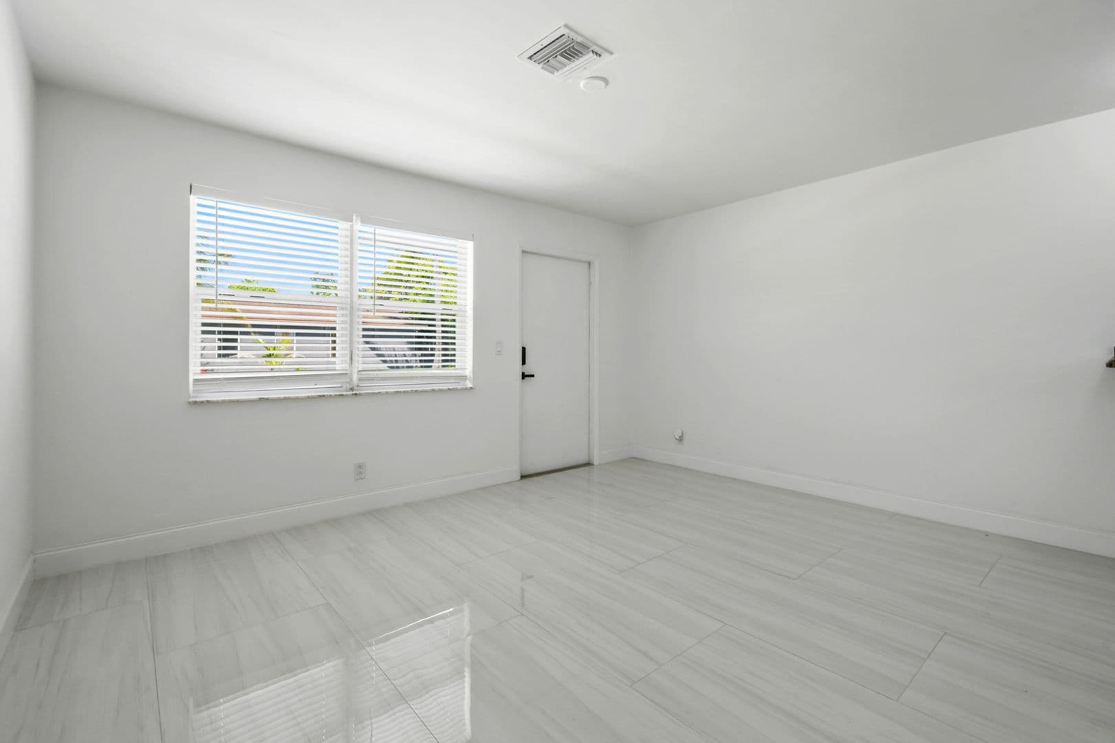 Riviera Beach Apartment: 968 W 9th St