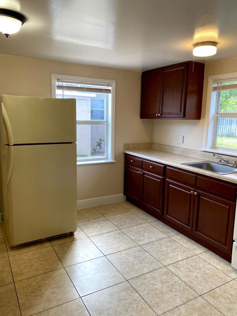 Lake Worth Apartment: 4821 Vermont Ave