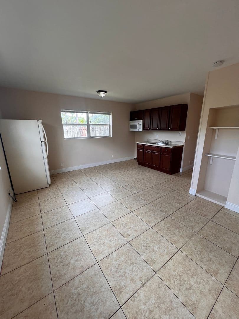 Lake Worth Apartment: 4821 Vermont Ave