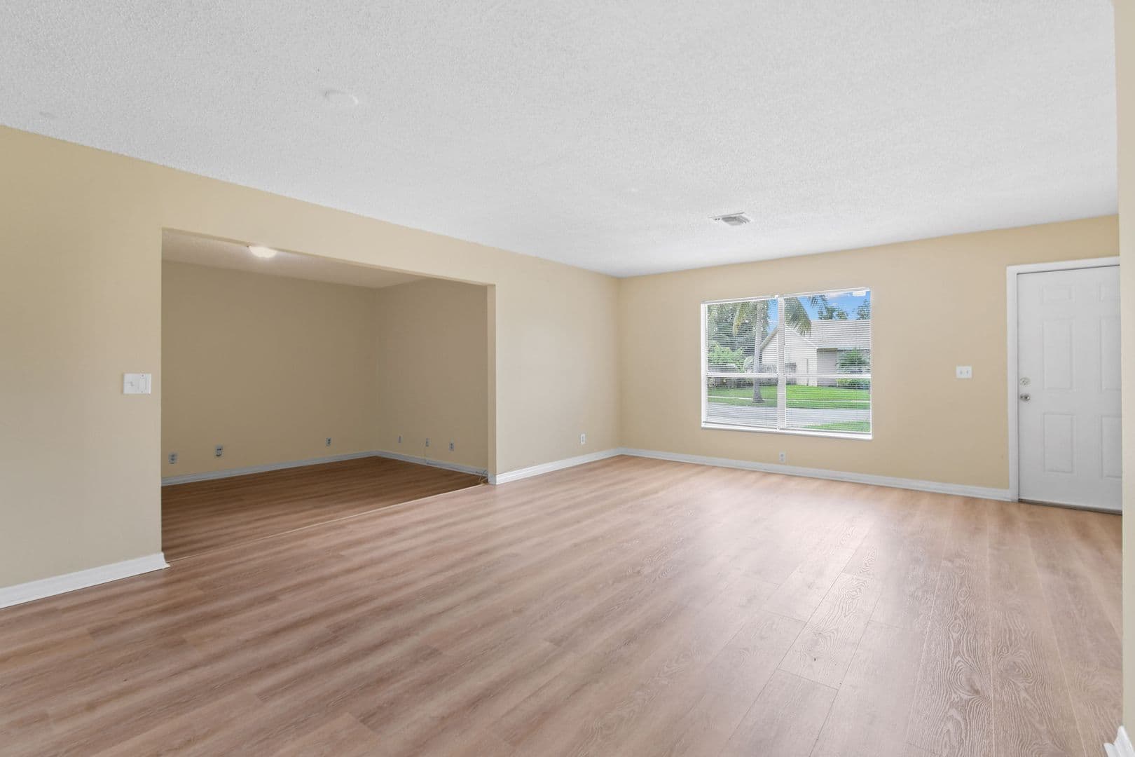 Greenacres House: 6126 Wauconda Way E