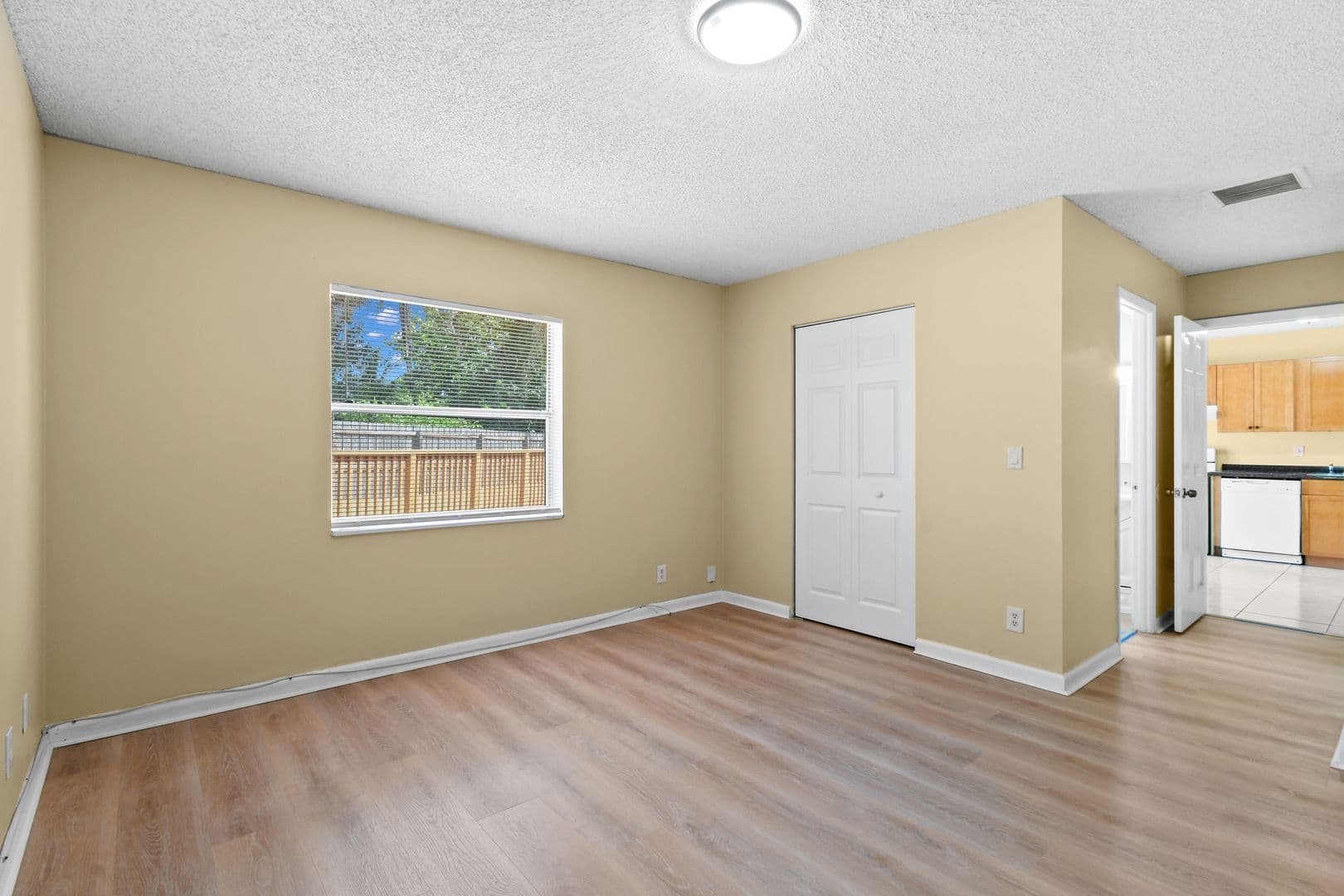 Greenacres House: 6126 Wauconda Way E