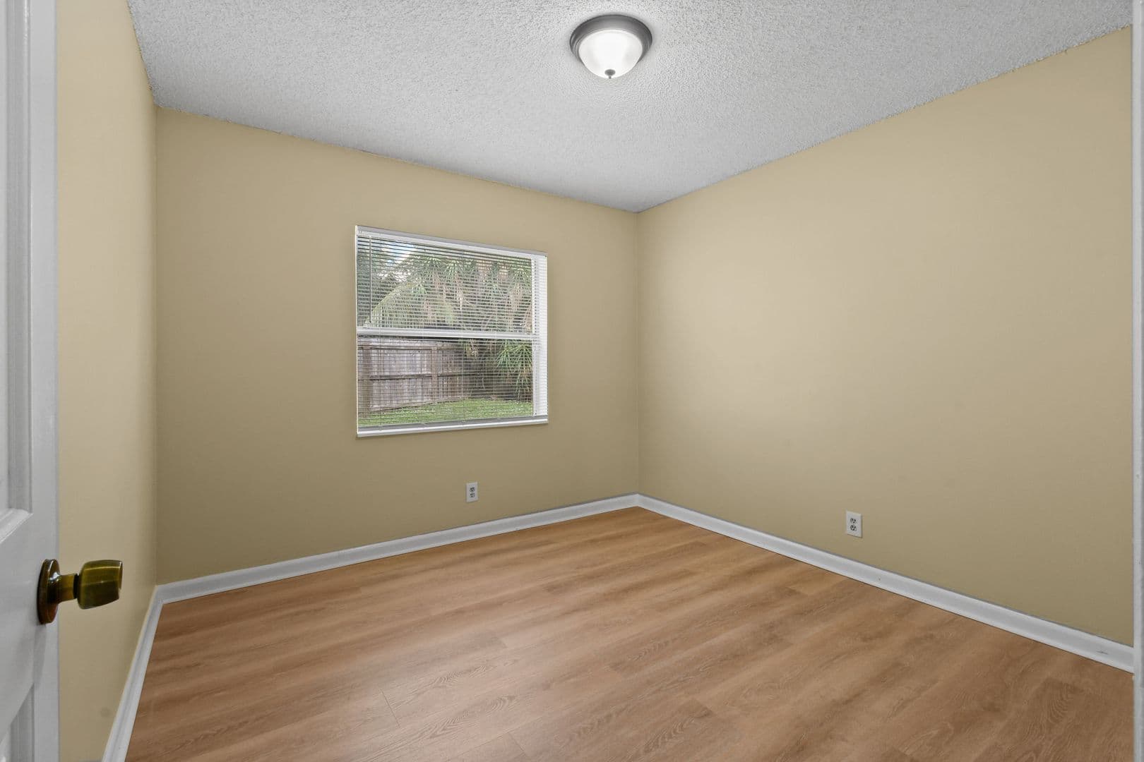 Greenacres House: 6126 Wauconda Way E