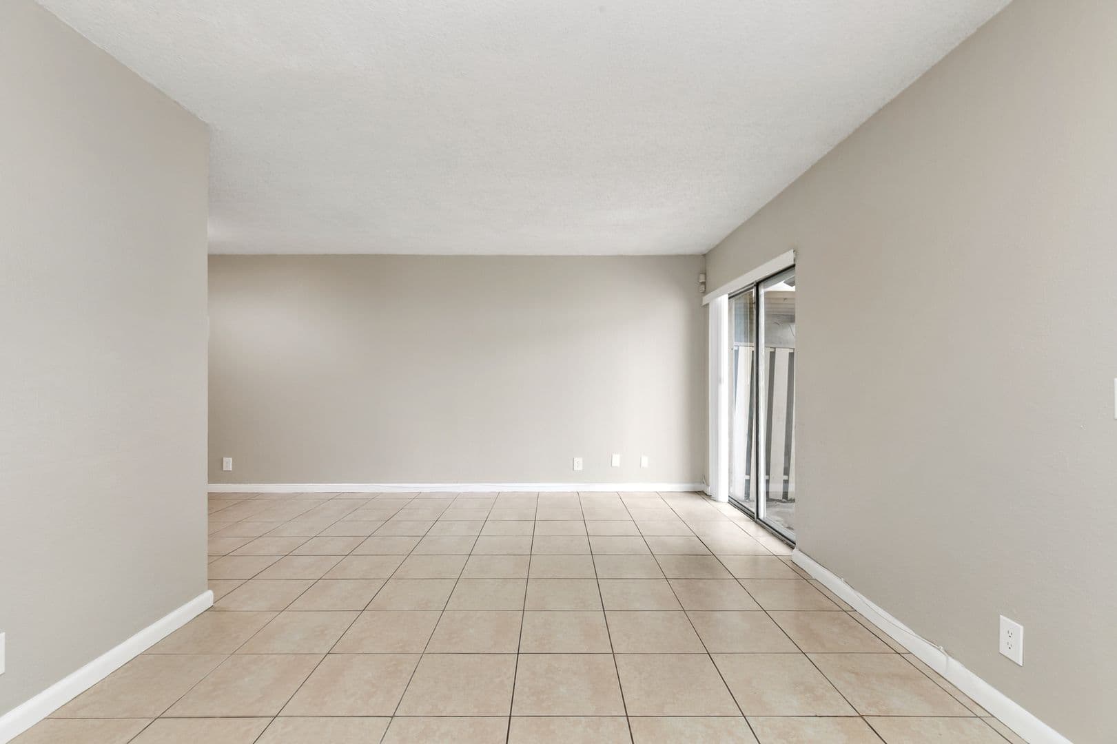 Lauderhill House: 2130 NW 58th Ave #25-C