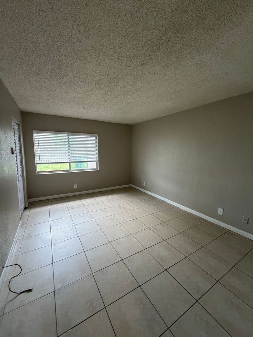 Lauderhill House: 2130 NW 58th Ave #25-C