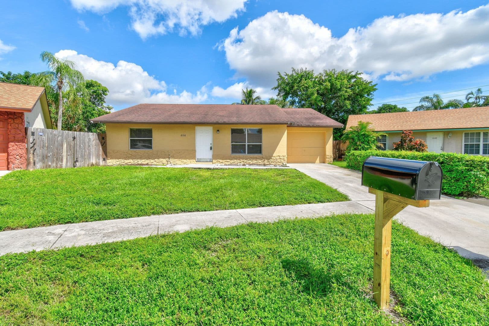 Greenacres House: 6126 Wauconda Way E