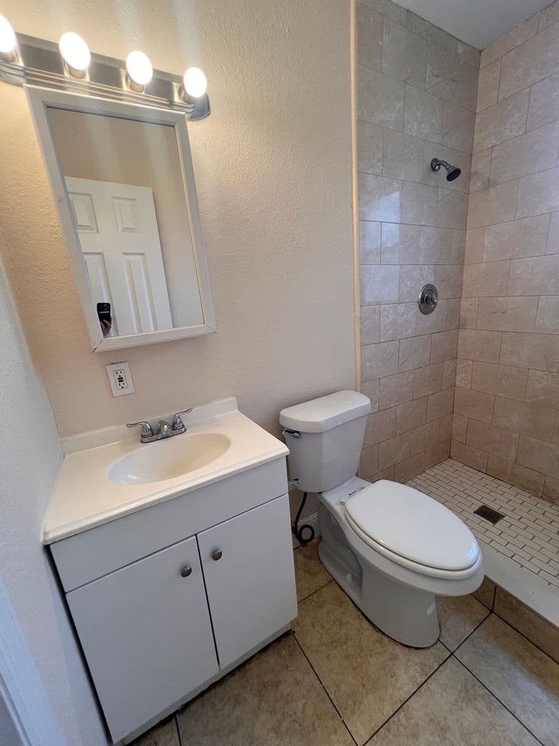 Lake Worth Apartment: 4821 Vermont Ave