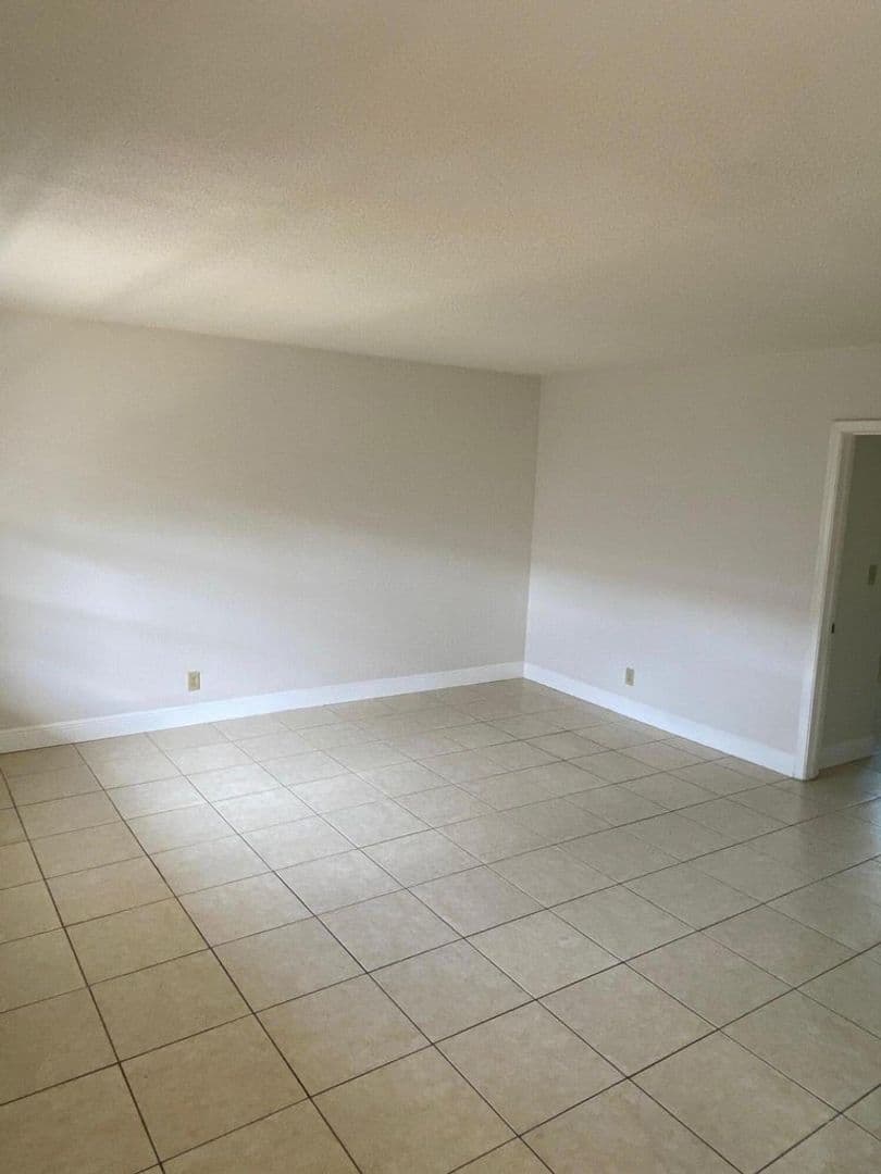 Fort Lauderdale Apartment: 220 SW 8th St