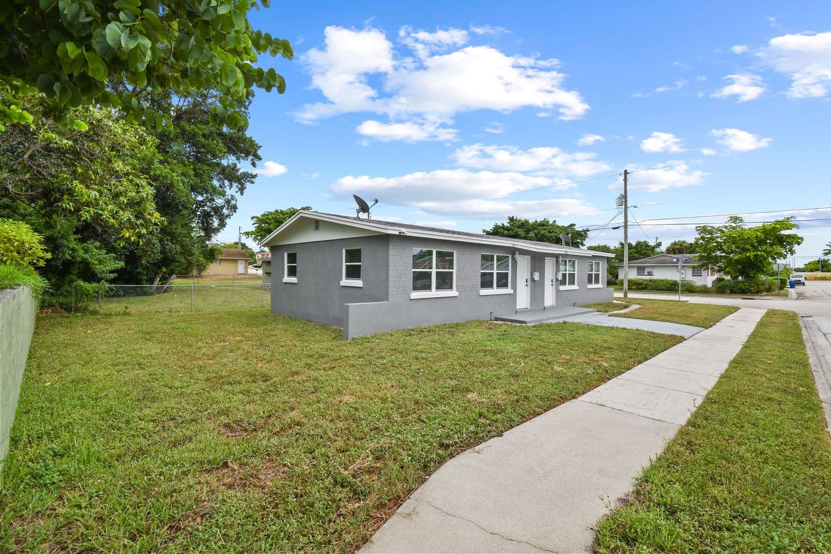 Riviera Beach Apartment: 968 W 9th St