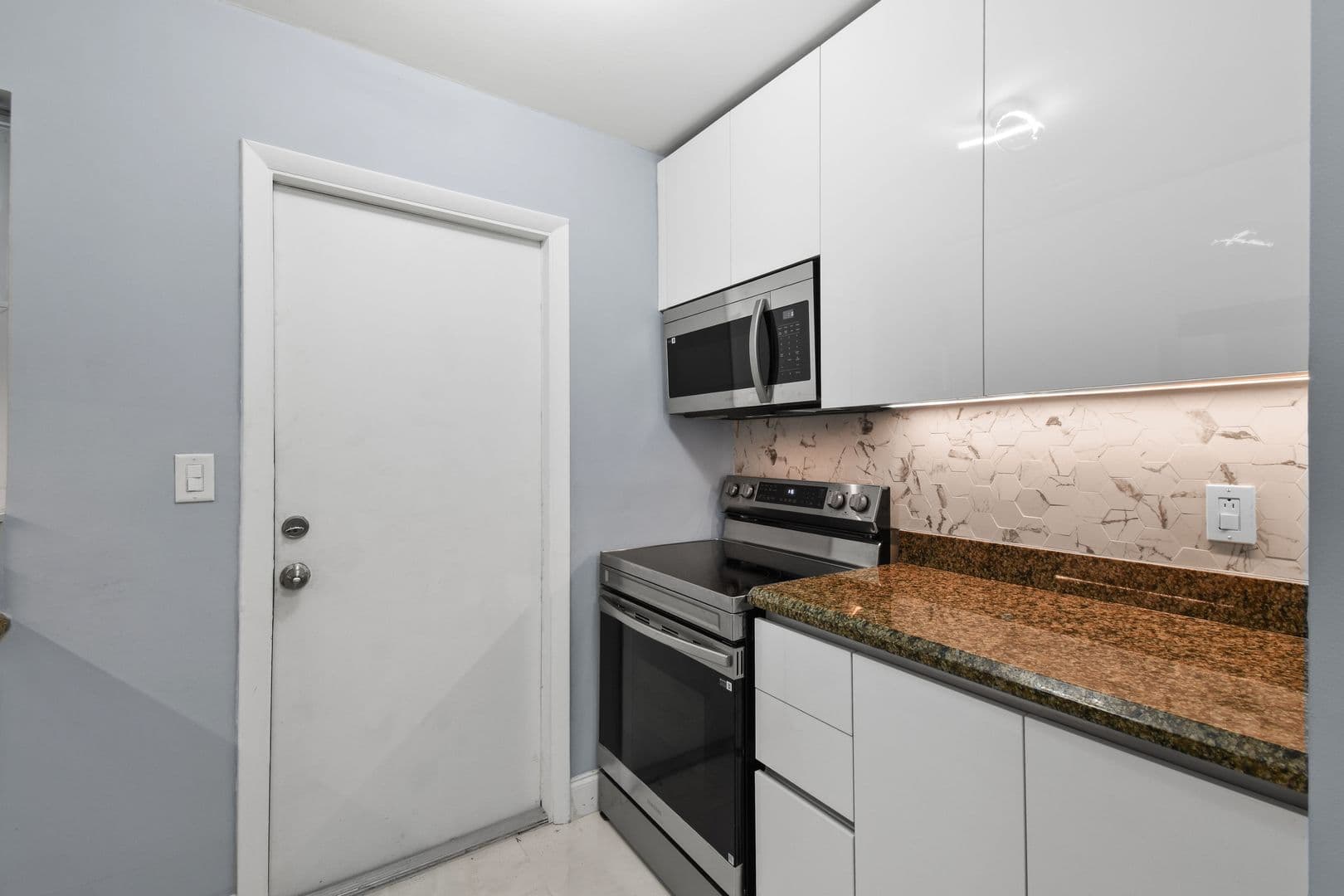 Riviera Beach Apartment: 968 W 9th St