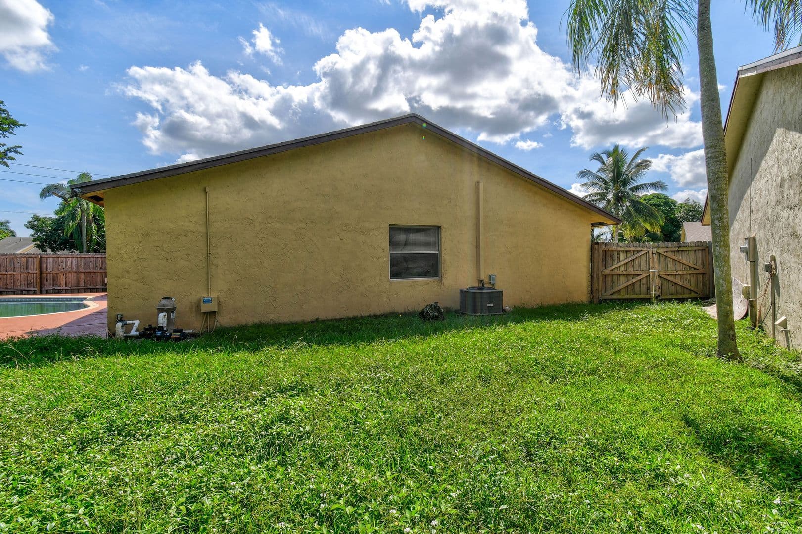 Greenacres House: 6126 Wauconda Way E