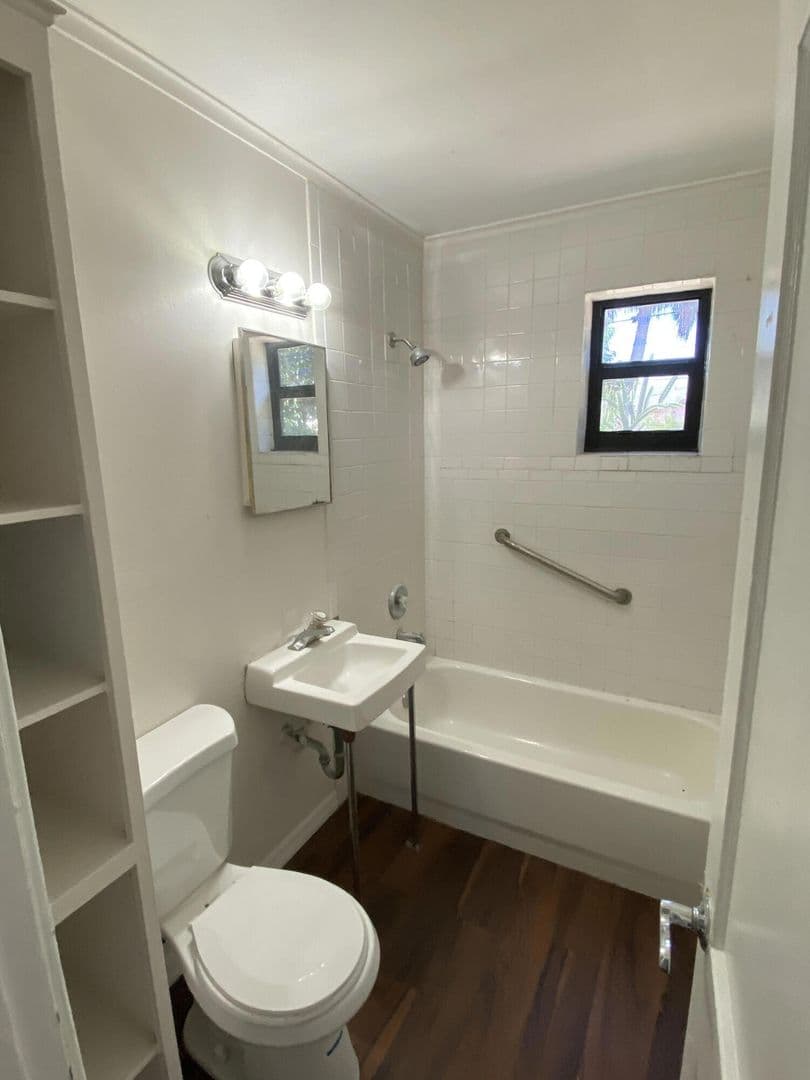Riviera Beach House: 816 W 4th St