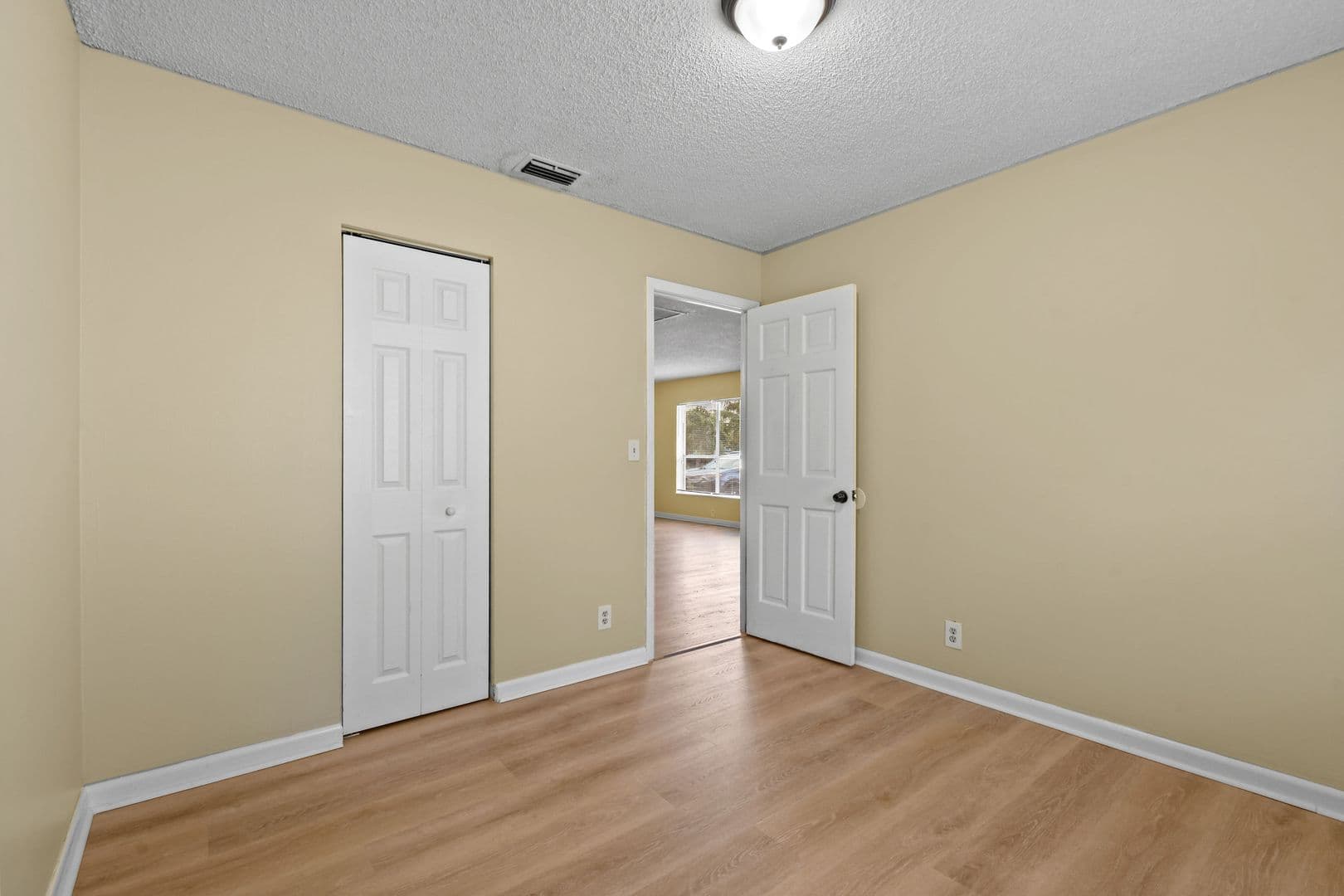 Greenacres House: 6126 Wauconda Way E