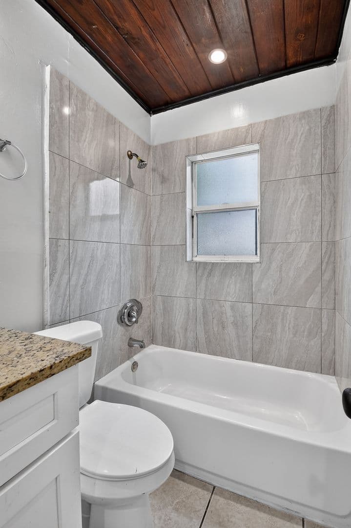 West Palm Beach Apartment: 885 7th St