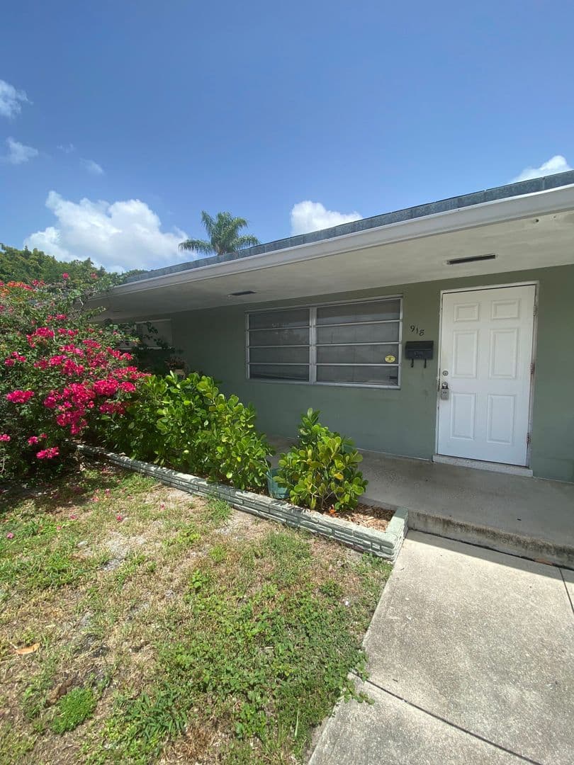 Lake Worth Apartment: 912 - 920 11th Avenue N