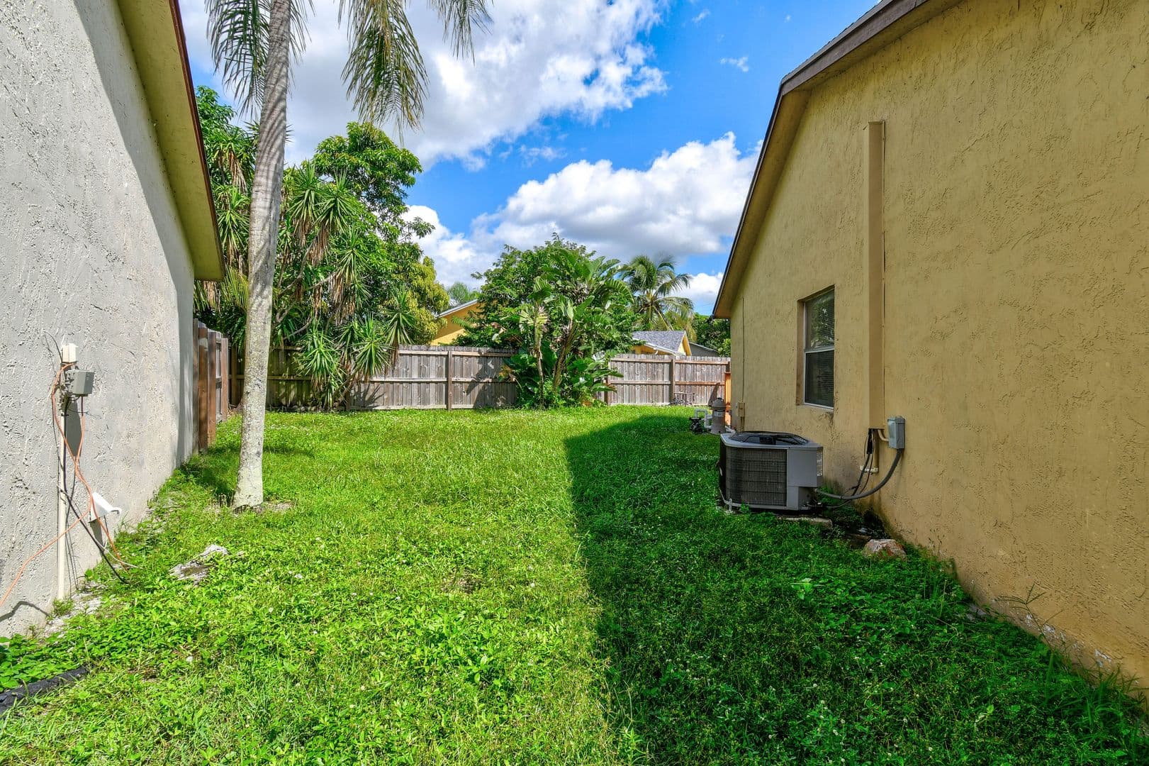 Greenacres House: 6126 Wauconda Way E