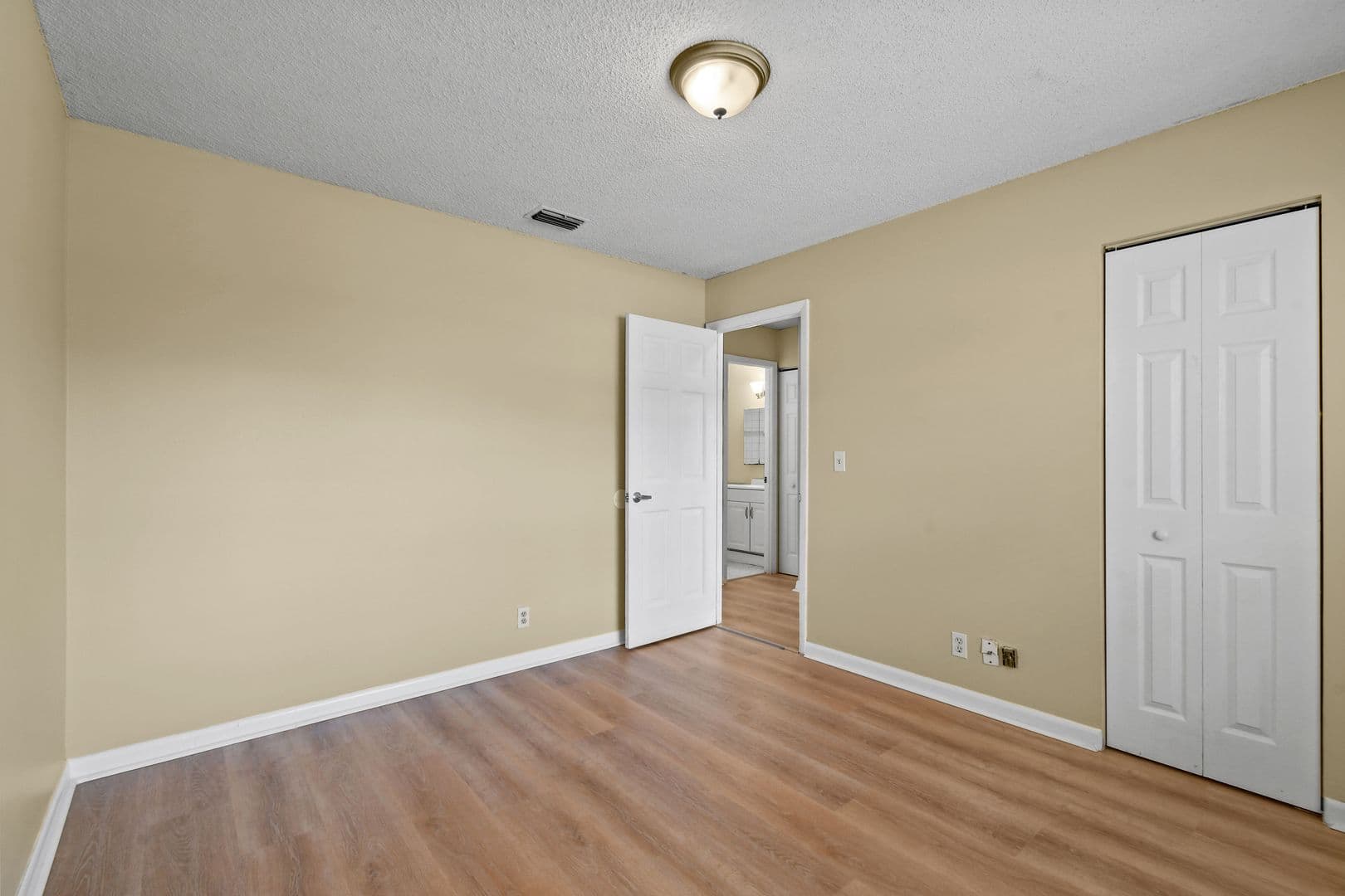 Greenacres House: 6126 Wauconda Way E