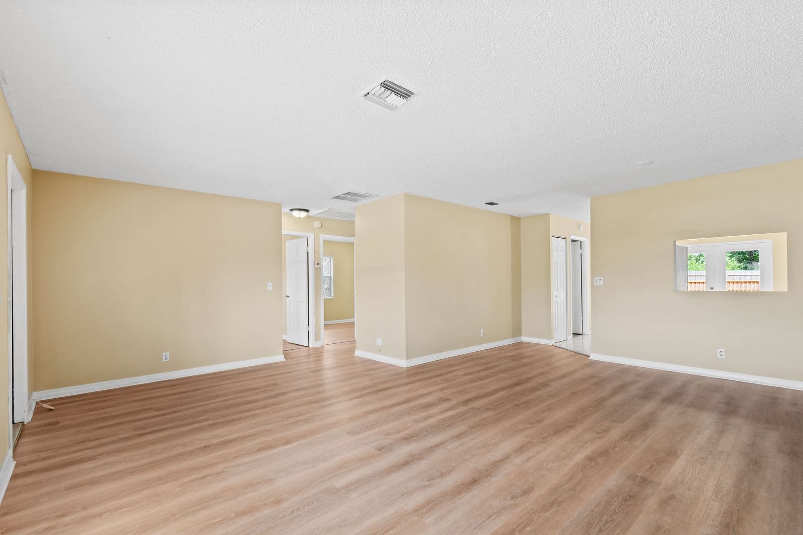 Greenacres House: 6126 Wauconda Way E