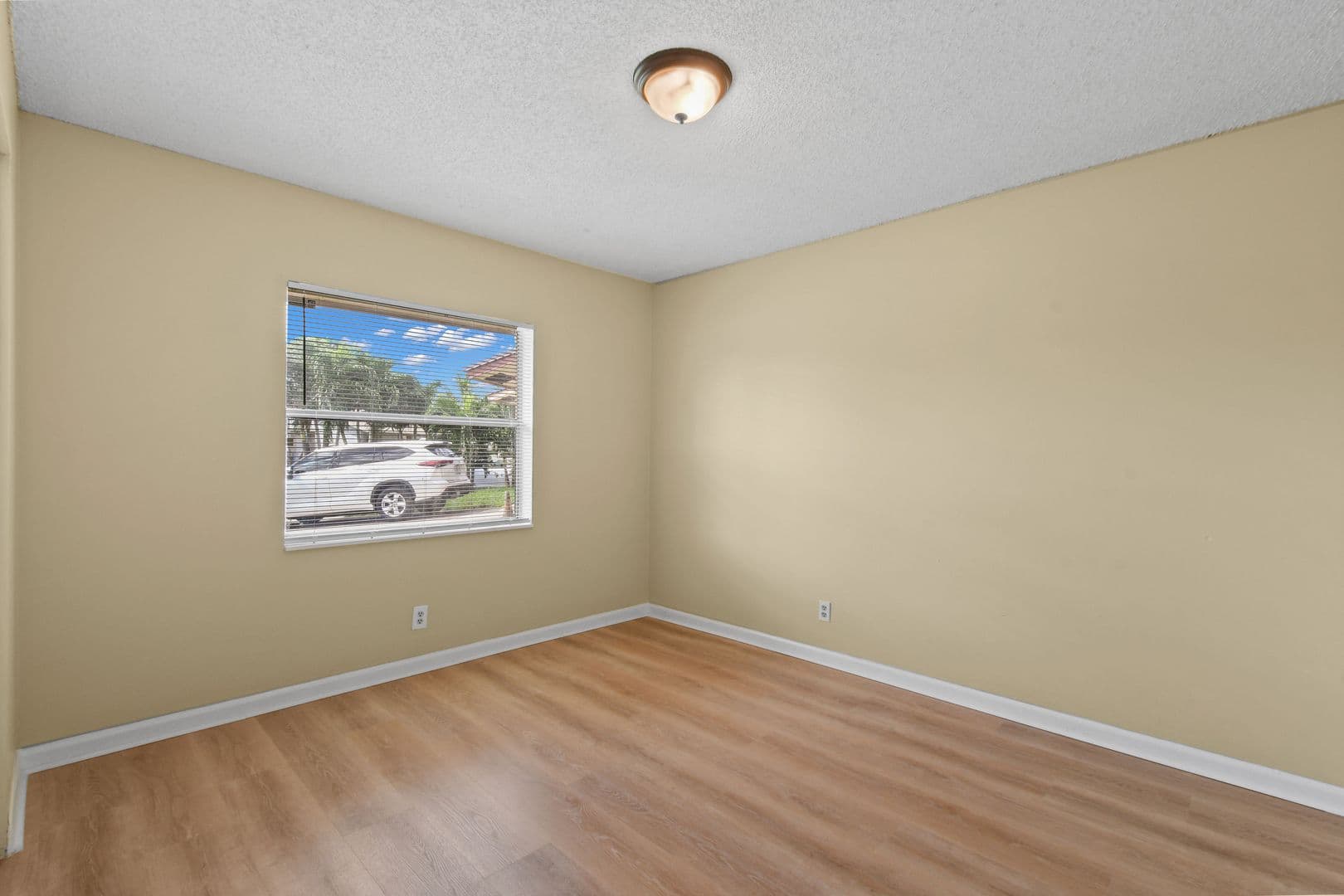 Greenacres House: 6126 Wauconda Way E