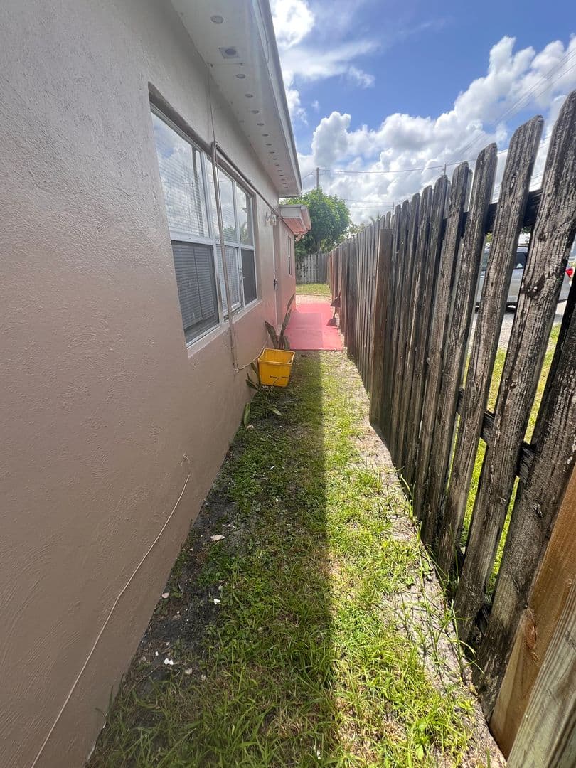 Lake Worth Apartment: 4821 Vermont Ave