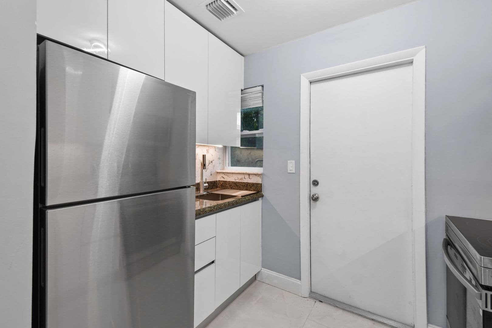 Riviera Beach Apartment: 968 W 9th St
