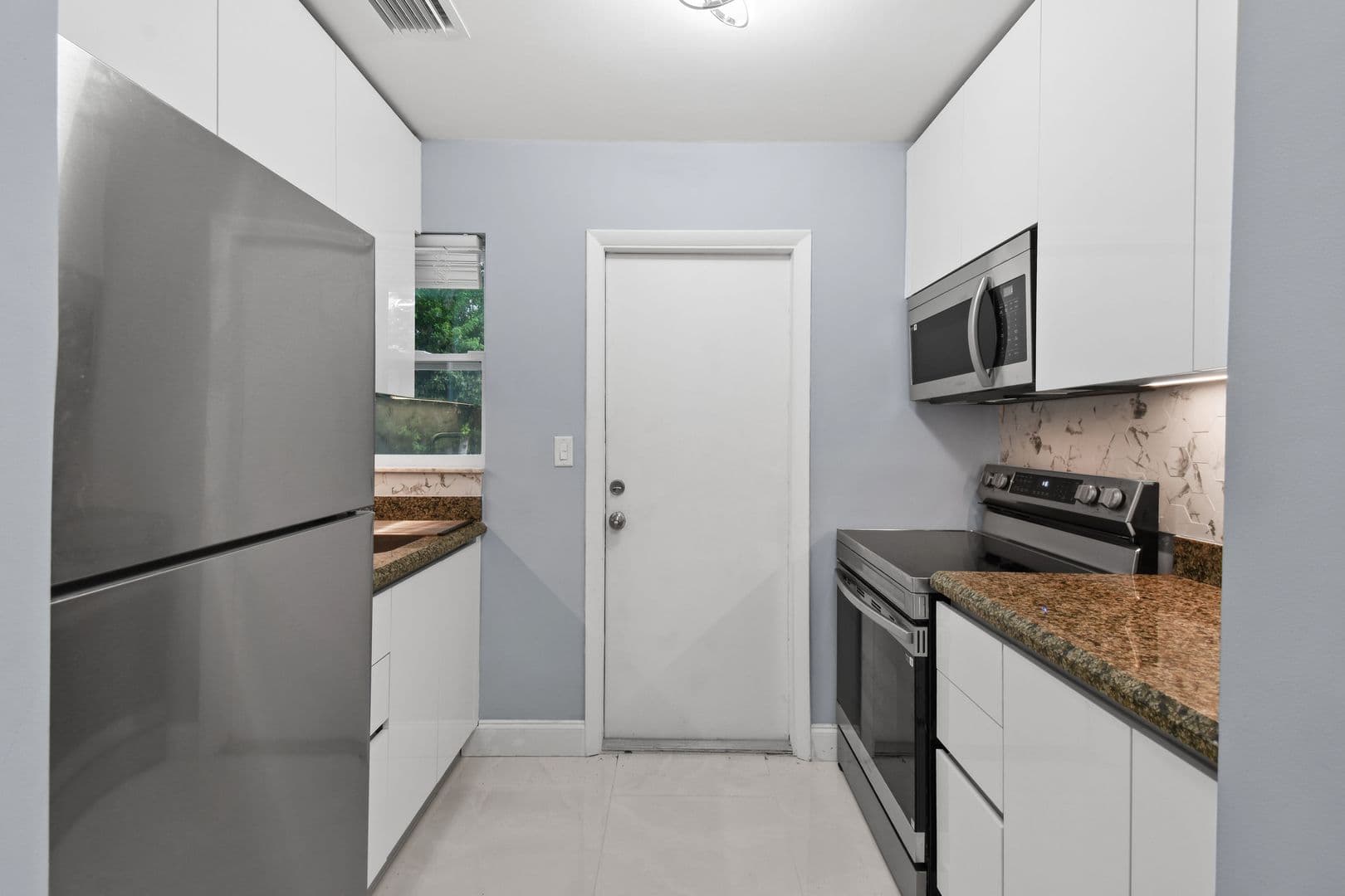 Riviera Beach Apartment: 968 W 9th St